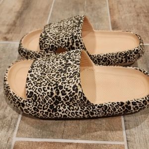 Cheetah Cloud-like slide on sandals women size 7/8